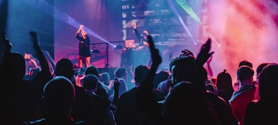 在线体育社区互动界面，球迷正在热烈讨论比赛话题