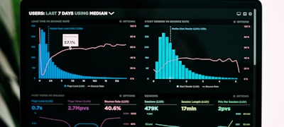 体育数据可视化仪表盘，显示球队排名、球员统计和实时比分