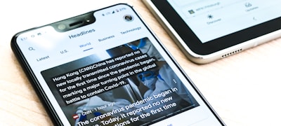 体育新闻编辑室场景，屏幕上显示最新的体育快讯和头条新闻